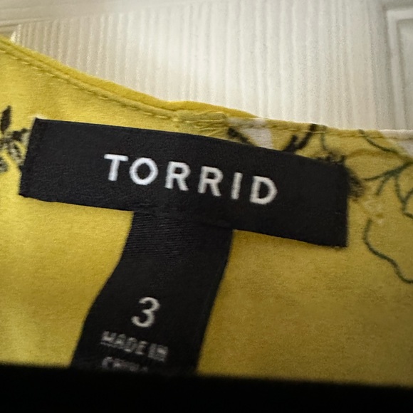 Torrid Yellow Floral Sleeveless Vest - Picture 2 of 2
